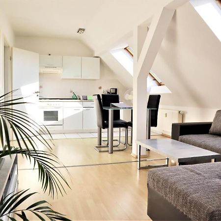 Kuschelige Dachgeschosswohnung Am Clarapark ไลป์ซิก ภายนอก รูปภาพ