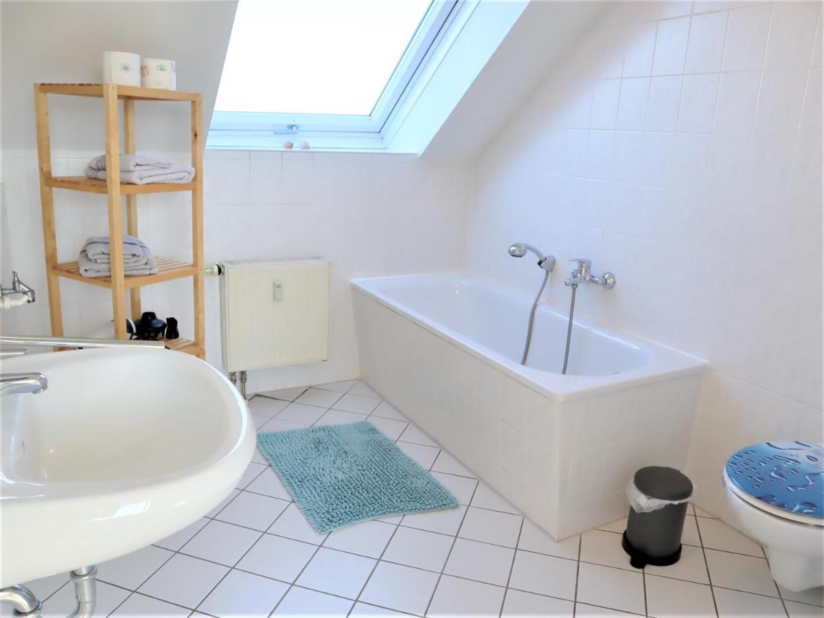 Kuschelige Dachgeschosswohnung Am Clarapark ไลป์ซิก ภายนอก รูปภาพ