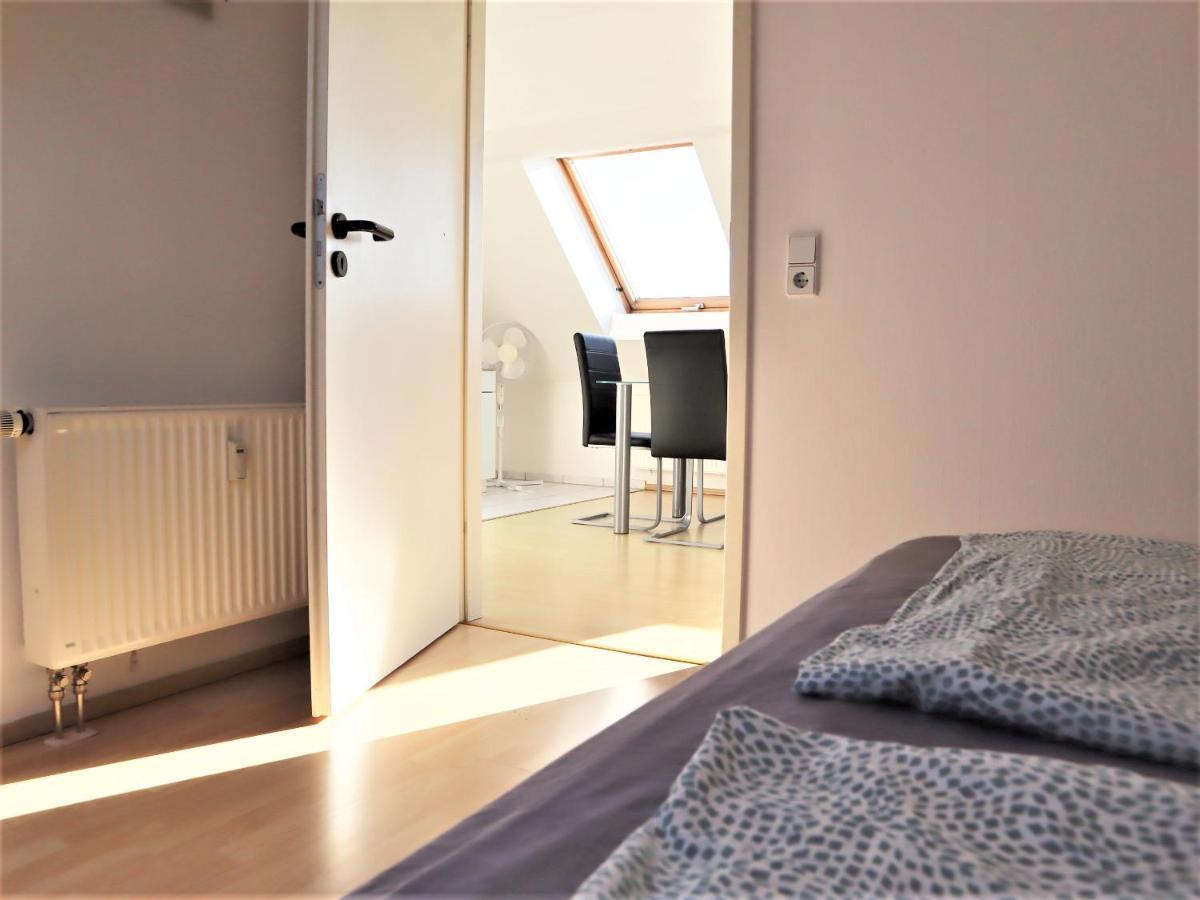 Kuschelige Dachgeschosswohnung Am Clarapark ไลป์ซิก ภายนอก รูปภาพ