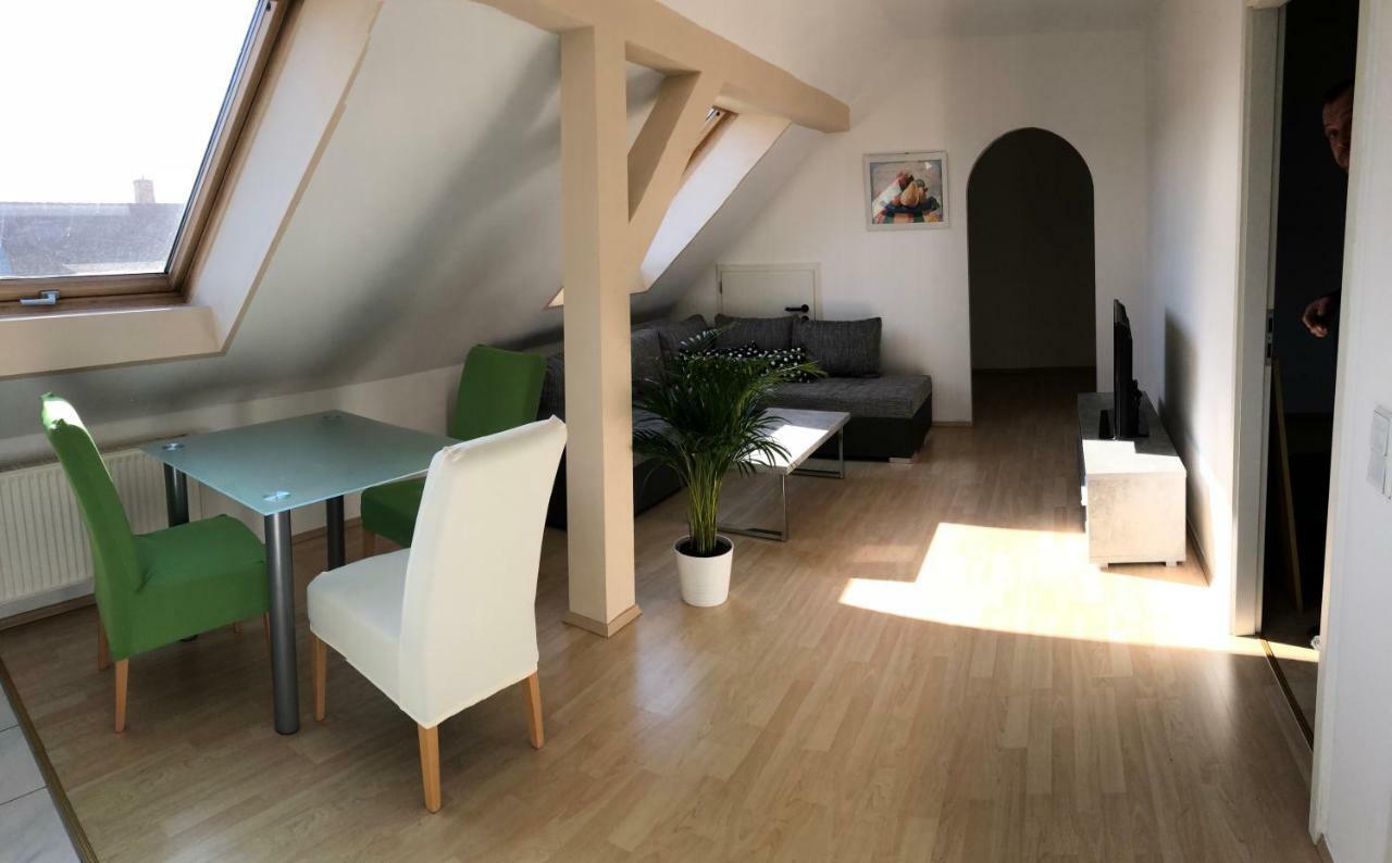 Kuschelige Dachgeschosswohnung Am Clarapark ไลป์ซิก ภายนอก รูปภาพ