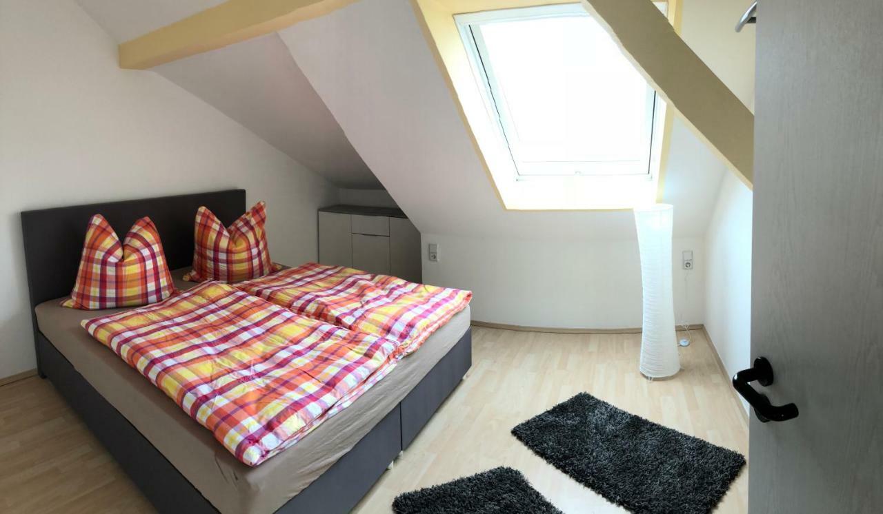 Kuschelige Dachgeschosswohnung Am Clarapark ไลป์ซิก ภายนอก รูปภาพ