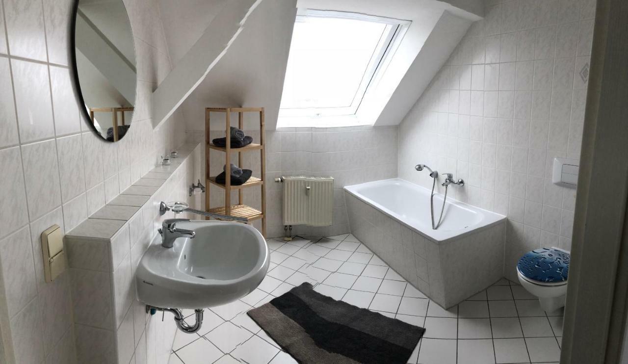 Kuschelige Dachgeschosswohnung Am Clarapark ไลป์ซิก ภายนอก รูปภาพ